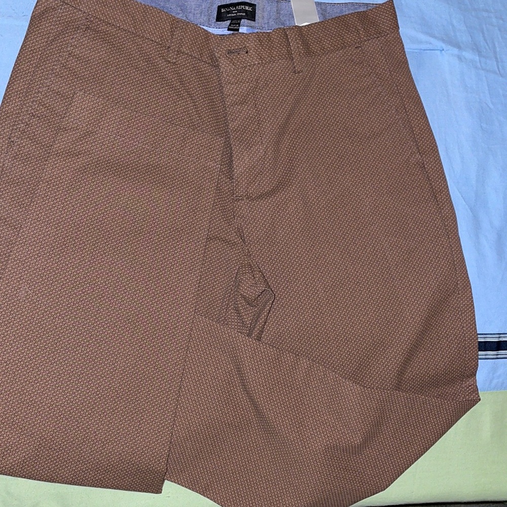 Men’s Banana Republic, Mason Chino, 35 x 30. Excellent condition, brown pattern.